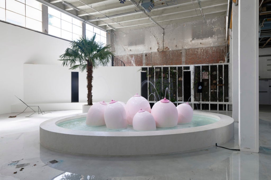 Exhibition view of Laure Prouvost, “Ring, Sing and Drink for Trespassing”, Palais de Tokyo in 2018. Courtesy of the artist and Nathalie Obadia, Paris/Brussels; carlier | gebauer, Berlin; Lisson Gallery, London/New York.