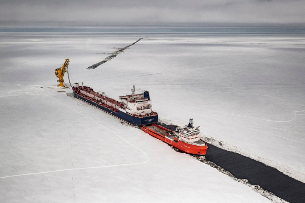 Cape Kamenny, Yamal Peninsula, Russia, May 2018. © Yuri Kozyrev – NOOR for Fondation Carmignac. Every other day on average, the icebreaker Baltika supports the mooring and loading operations of tankers at Gazprom Neft’s “Arctic Gate” terminal in Gulf of Ob. The terminal was built 700 km away from the existing pipeline infrastructure, so Yamal gaz, oil and condensates are shipped by sea for the first time in the history of Russia’s energy industry.