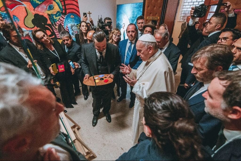 Domingo Zapata painting with Pope Francis in May 2018. Photo courtesy of Domingo Zapata.