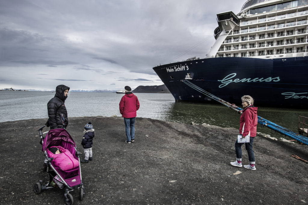 Longyearbyen, Svalbard Islands, Norway, July 2018. © Kadir van Lohuizen – NOOR for Fondation Carmignac. The archipelago and its main island, Spitzbergen, are under the Norwegian sovereignty. Their population of 2,500 more than doubles when a 300 m-long cruise ship like the Mein Schiff 3 (“My Ship 3”) disembarks its 3,000 passengers and 1,000 crew members.