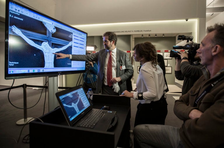 The vetting committee uses modern technology at TEFAF Maastricht. Photo courtesy of TEFAF Maastricht. 