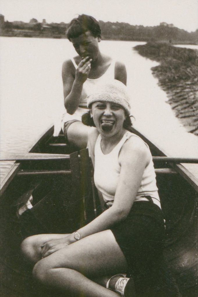 Anonymous, Otti Berger (front) and Lis Beyer in a rowing boat on the Elbe (circa 1927). Photo © Bauhaus-Archiv, Berlin.