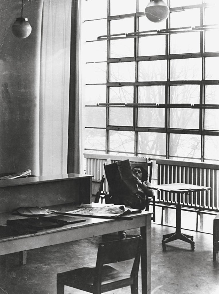 Judit Kárász, Irene Blüh in the reading room (student clubroom) at the Dessau Bauhaus (circa 1932). © Géza Pártay / © Zuzana Blüh, Prague.