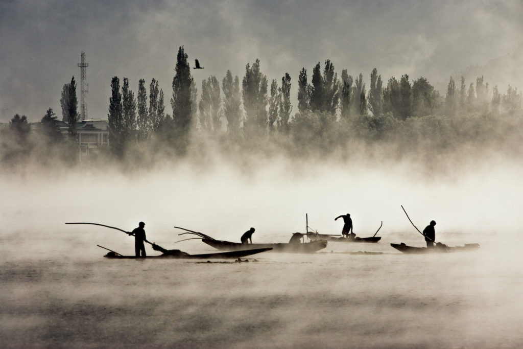 Shahidul Alam, Dal Lake, Kashmir India (2008). Courtesy Shahidul Alam/Drik/Majority World.