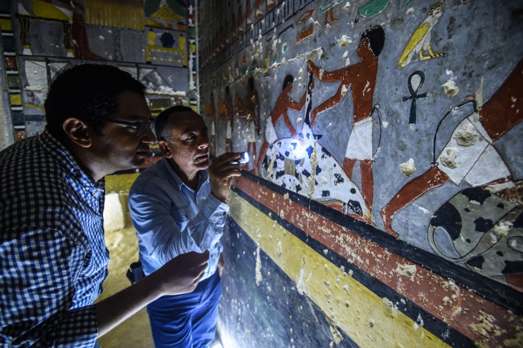 Mohamed Mujahid (L), head of the Egyptian mission which discovered the tomb at the Saqqara necropolis. Photo by Mohamed el-Shahed / AFP.