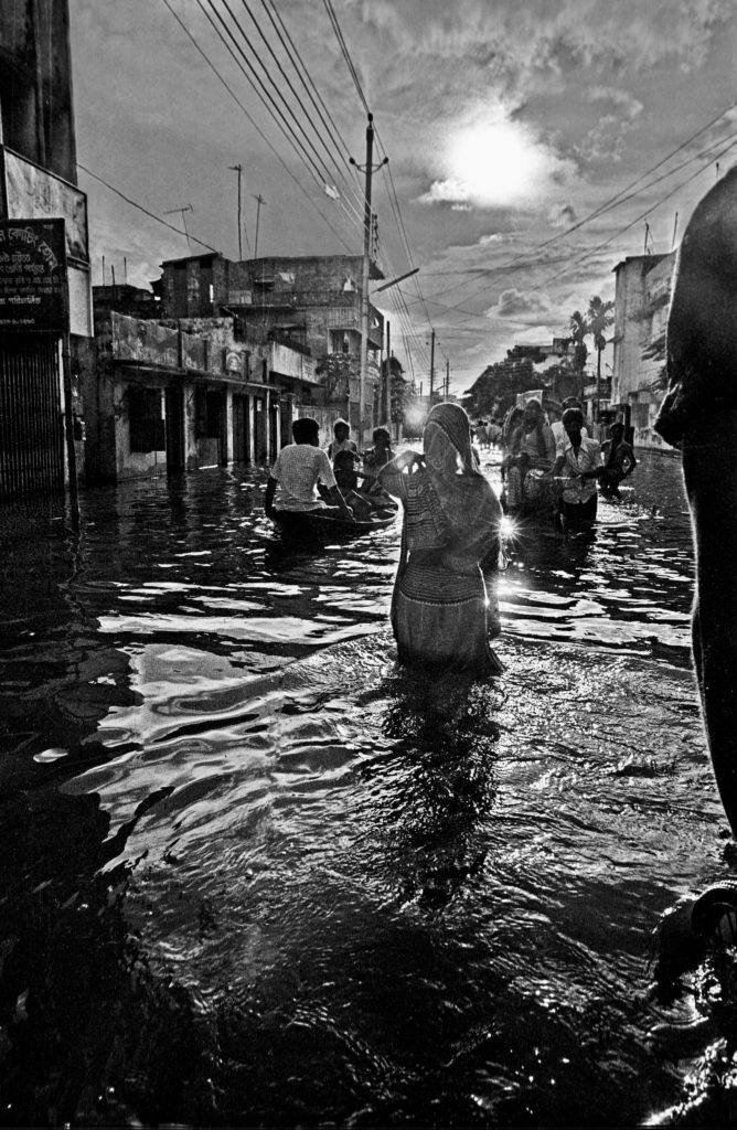 Shahidul Alam, Woman wading in flood, Kamalapur, Dhaka, Bangladesh (1988). Courtesy Shahidul Alam/Drik/Majority World.