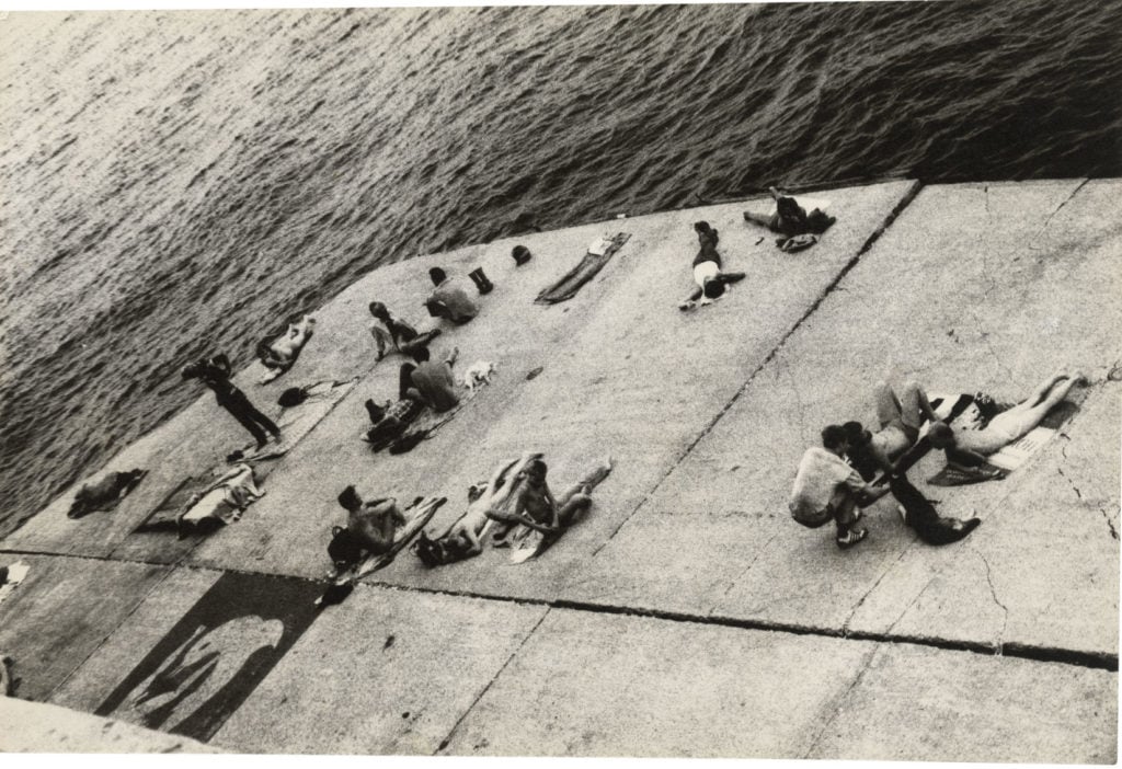 Alvin Baltrop, The Piers (sunbathing platform with Tava mural) (1975–86). Courtesy The Alvin Baltrop Trust, © 2010, Third Streaming, NY, and Galerie Buchholz, Berlin/Cologne/New York.