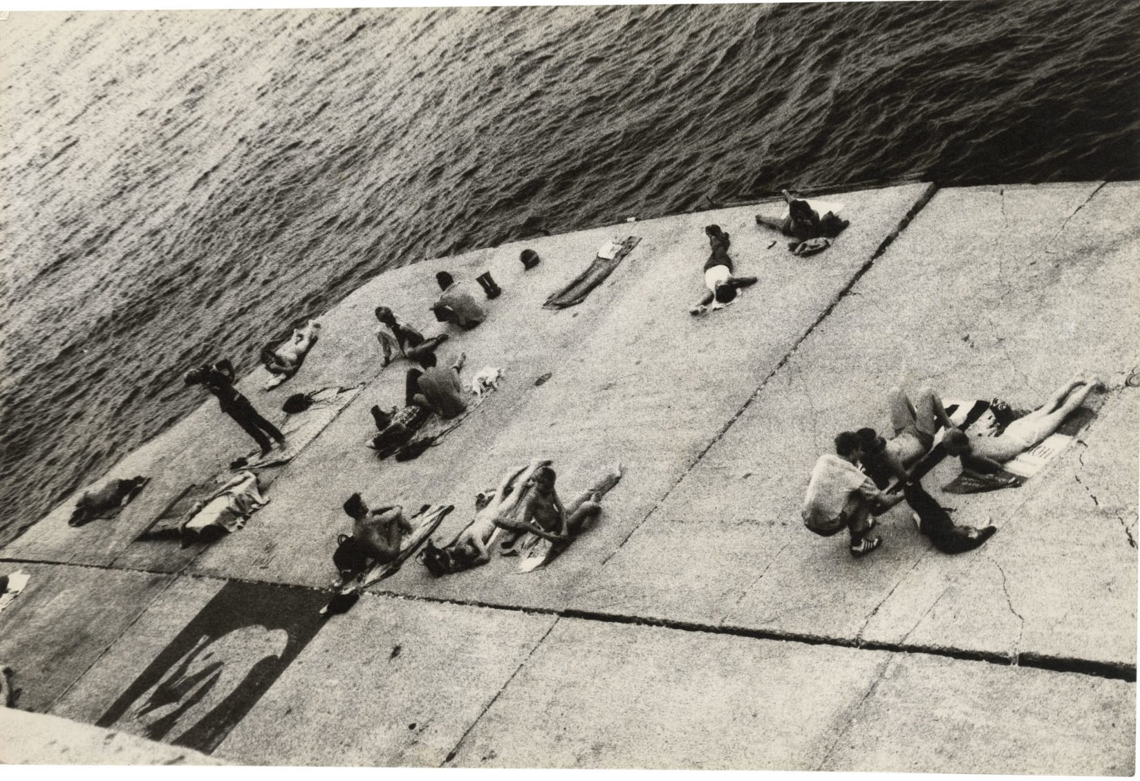 Alvin Baltrop, The Piers (sunbathing platform with Tava mural) (1975–86). Courtesy The Alvin Baltrop Trust, © 2010, Third Streaming, NY, and Galerie Buchholz, Berlin/Cologne/New York.