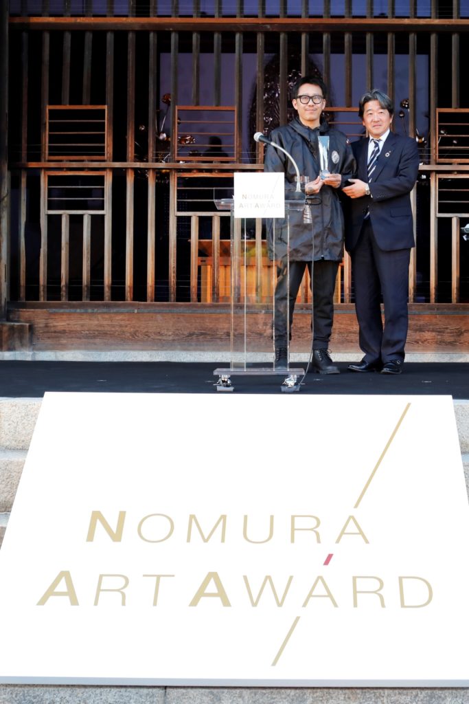 Nomura Emerging Artist Award recipient Cheng Ran and Senior Managing Director of Nomura Hajime Ikeda. 