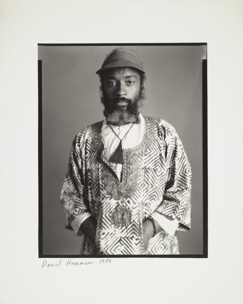 Timothy Greenfield-Sanders, Photograph of David Hammons (1980). © Timothy Greenfield-Sanders, courtesy the Museum of Modern Art Archives.