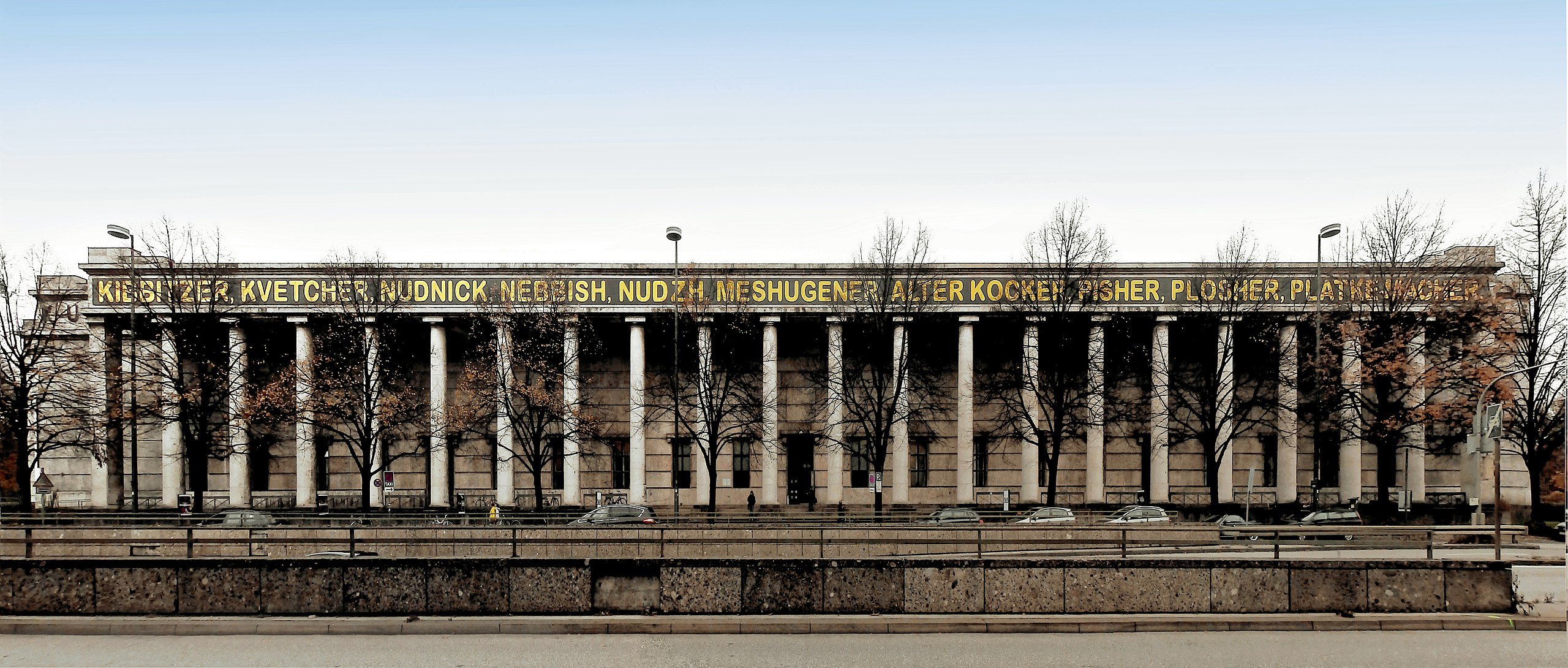 The Haus der Kunst, Munich. Photo by M(e)ister Eiskalt, Creative Commons Attribution-ShareAlike 4.0 International (CC BY-SA 4.0) license.