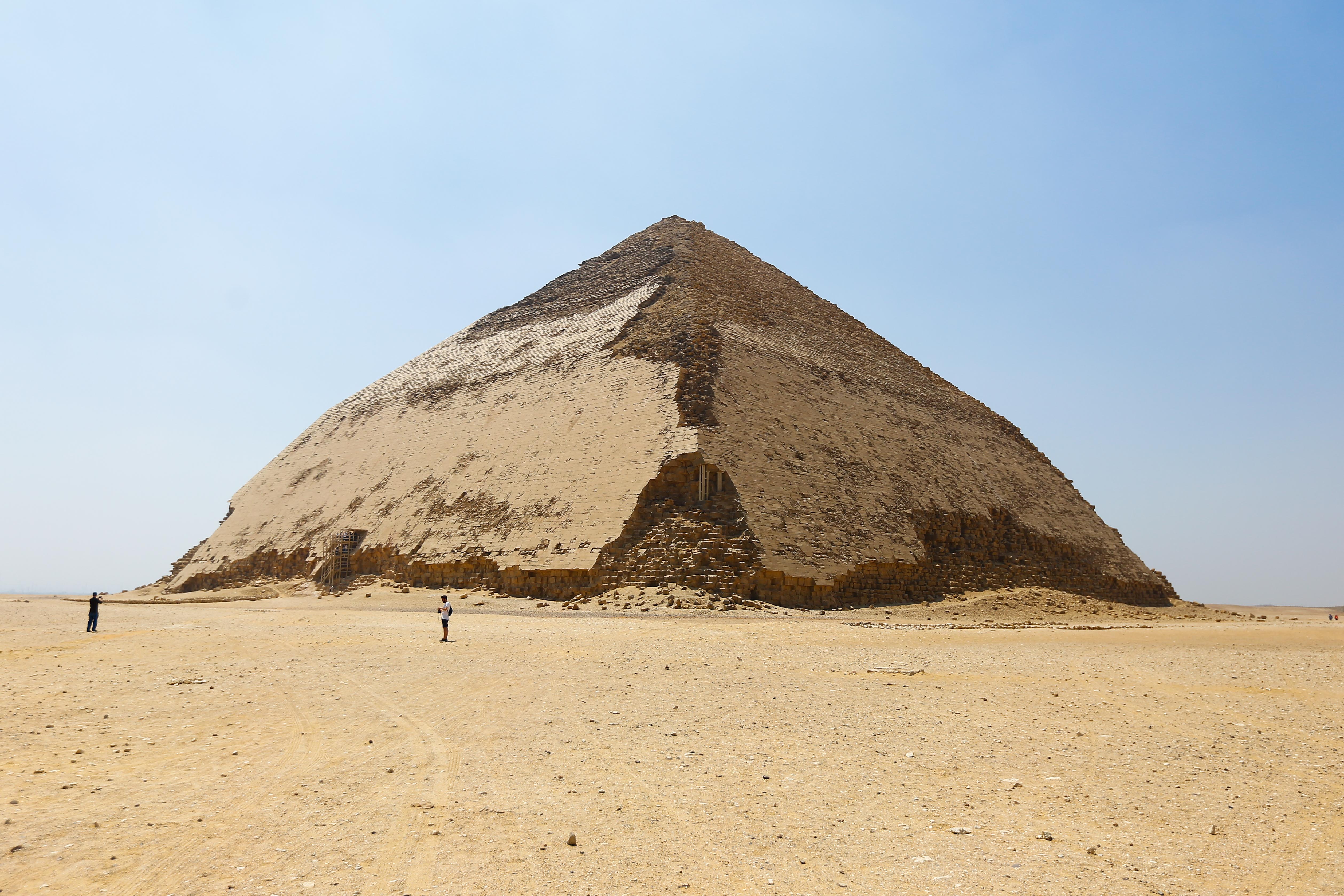 Пирамида фараона Снофру. Пирамида Джосера в Египте. Пирамида Снофру в Дашуре. Ломаная пирамида в Египте.
