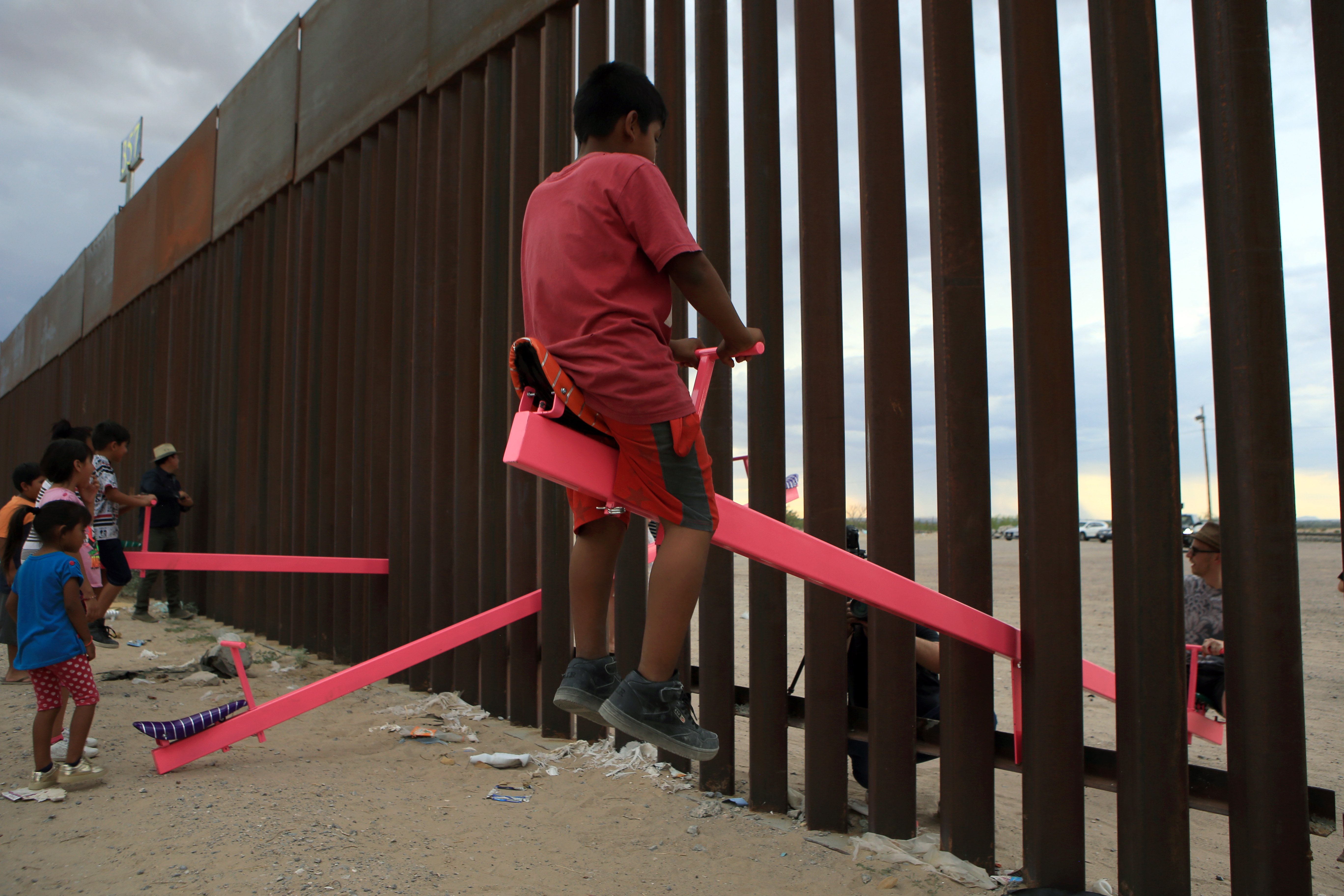 Artists Briefly Bridge the US-Mexico Border With a ...
