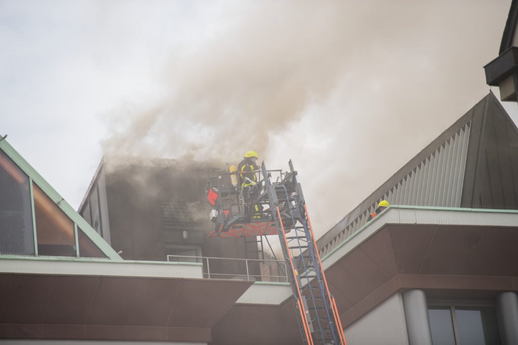 Firefighters trying to access the roof of the Museum für Moderne Kunst (MMK) to extinguish fire. Photo: Andreas Arnold/picture alliance/Getty Images.