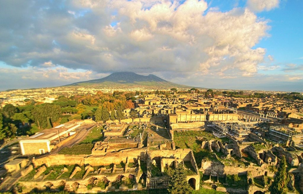 The ruins of Pompeii seen from the above with a drone, with the Vesuvius in the background. Photo by ElfQrin, Creative Commons Attribution-ShareAlike 4.0 International (CC BY-SA 4.0) license.
