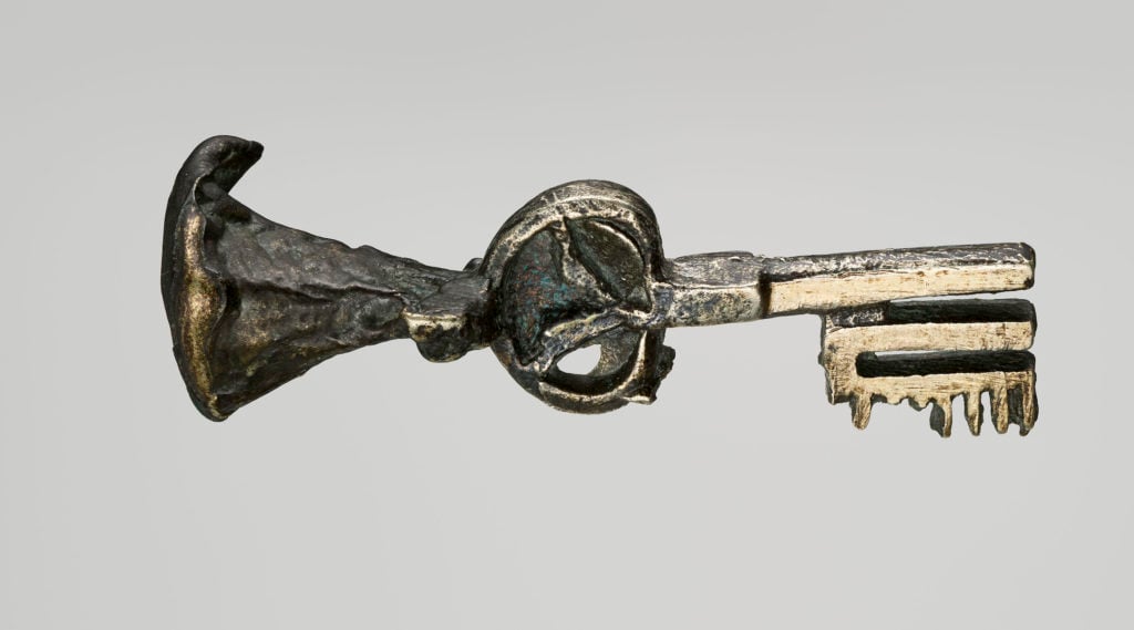 A silver key from the Colmar Treasure (first half of the 14th century). A Jewish woman could have worn this silver key as jewelry, allowing her to carry it on the Sabbth after locking all the other house keys in a box. Photo courtesy of the Musée de Cluny – Musée national du Moyen Âge, RMN-Grand Palais/Art Resource, New York.