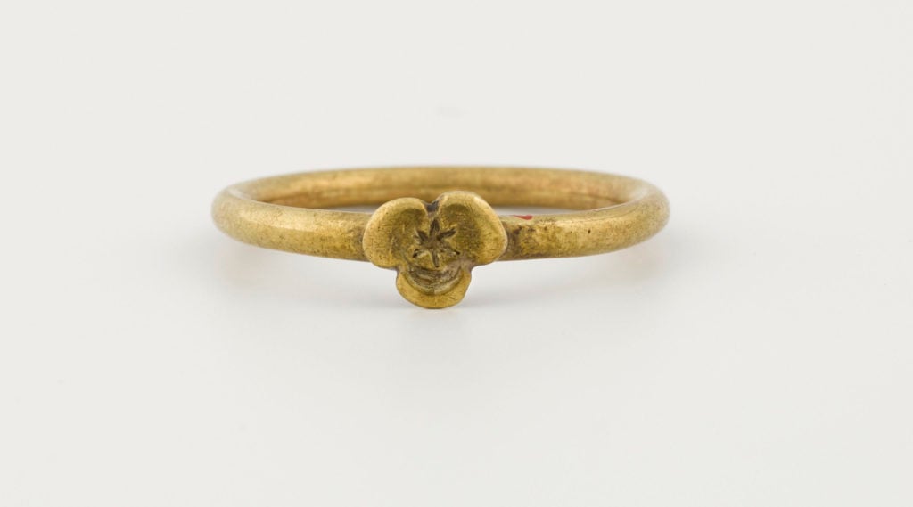 Star and crescent ring from the Colmar Treasure (between 1200 and 1350), from the collection of the Musée de Cluny–Musée National du Moyen Âge. Photo ©RMN-Grand Palais/Art Resource, New York.