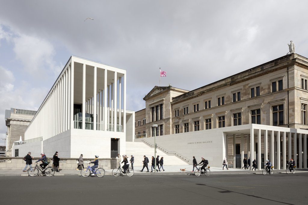 View towards the main entrance of the James Simon Gallery. © Ute Zscharnt für / for David Chipperfield Architects.