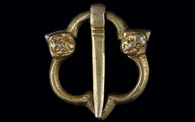 A dress pin decorated with faces, from the Colmar Treasure (second quarter of the 14th century). Photo courtesy of the Musée de Cluny – Musée national du Moyen Âge/Metropolitan Museum of Art)