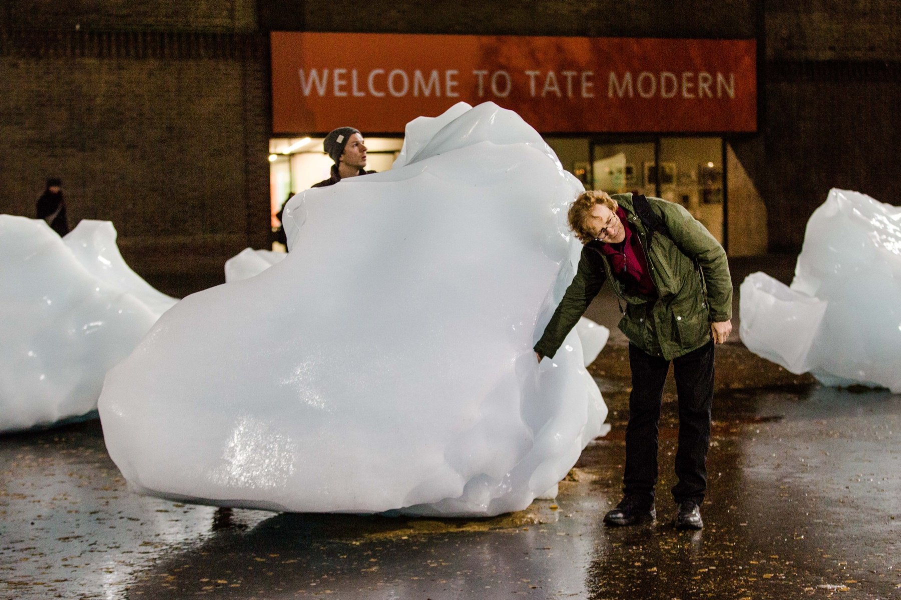 Ice Watch by Olafur Eliasson and Minik Rosing, as seen outside Tate Modern, 2018 © 2018 Olafur Eliasson.