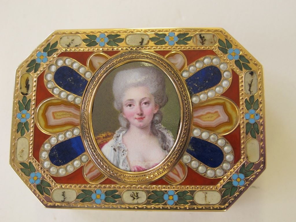 Box with Eugen Gutmann Provenance at the V&A. Image courtesy of the V&A
