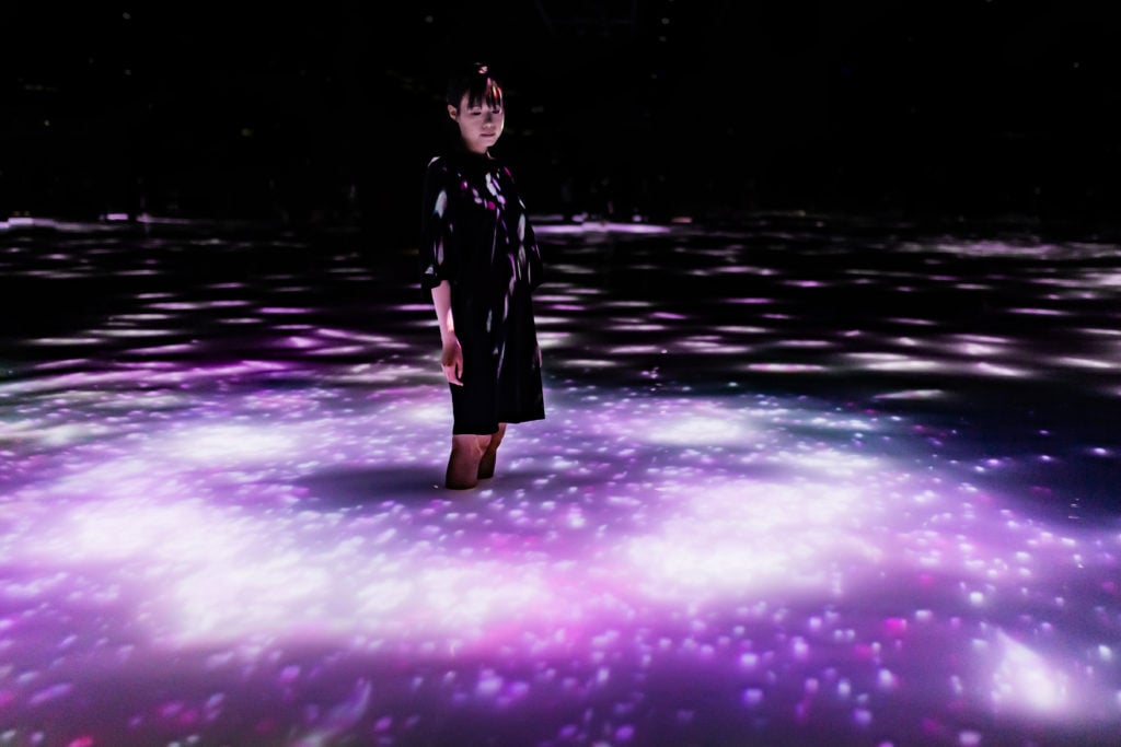 teamLab,​ Drawing on the Water Surface Created by the Dance of Koi and People -Infinity​ (2016-2018). Interactive Digital Installation, Endless. Sound: Hideaki Takahashi ©teamLab.