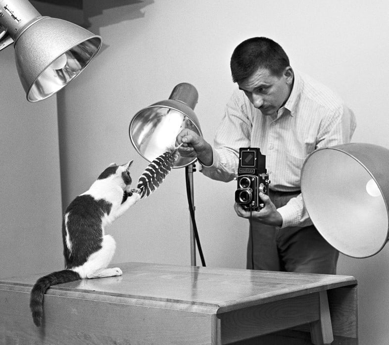 Walter Chandoha during a photo shoot in his Long Island home studio (1955). Photo courtesy of Taschen, © 2019 Walter Chandoha.