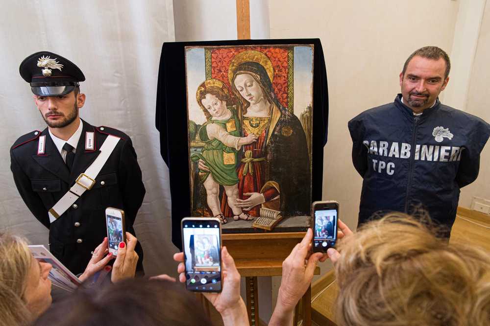 Pinturicchio's <em>Madonna and Child</em> being unveiled the Galleria Nazionale dell'Umbria. Photo courtesy of the Italian Ministry of Culture.