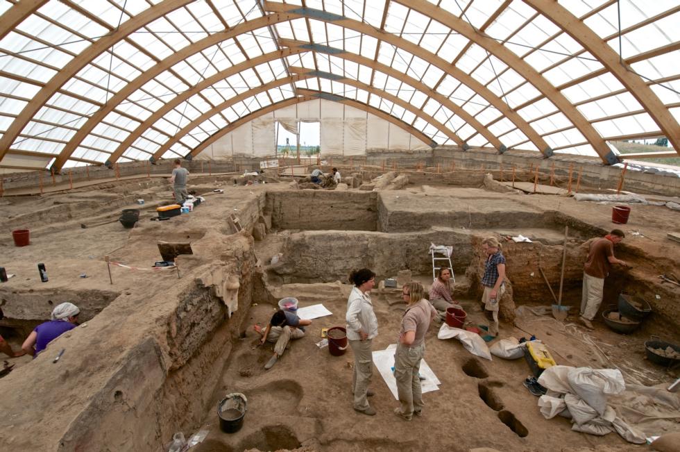 Archaeologists at Çatalhöyük in present-day Turkey. Image courtesy Çatalhöyük Research Project. Photo: Jason Quinlan.
