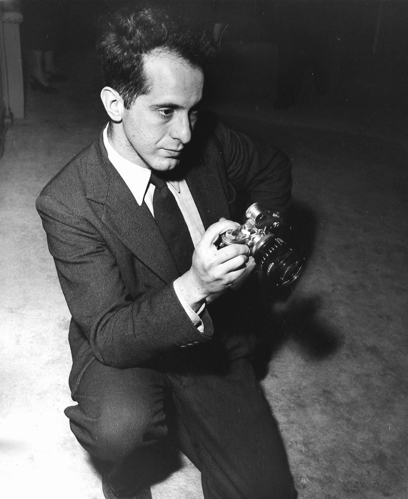 American photographer Robert Frank holding a pre-war Leica camera, 1954. Photo: Fred Stein Archive/Archive Photos/Getty Images.