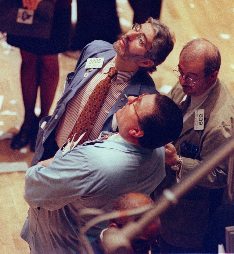 Traders on the floor of the New York Stock Exchange admiring the prices in January 1999 after the the Dow Jones industrial average finished at a record high. (Photo: STAN HONDA/AFP via Getty Images)