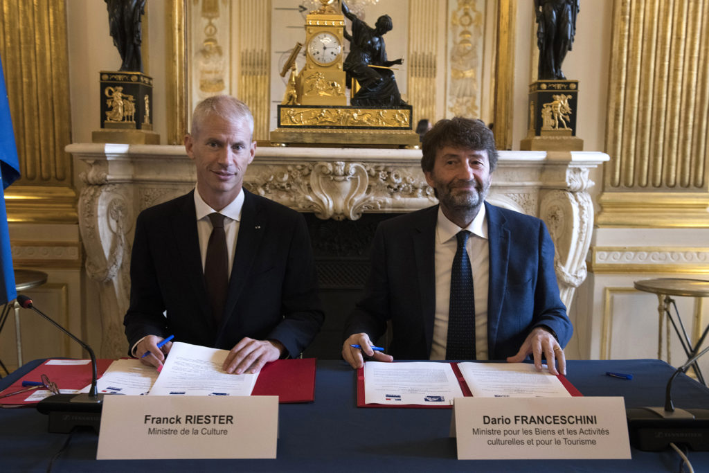 The French minister of culture Franck Riester and his Italian counterpart, Dario Franceschini sign the agreement in Paris. Photo: ©MC – Didier Plowy.