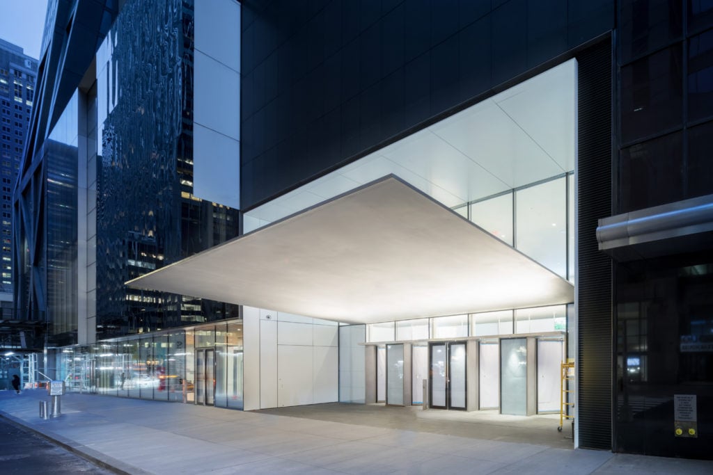Exterior view of The Museum of Modern Art, 53rd Street Entrance Canopy. The Museum of Modern Art Renovation and Expansion Designed by Diller Scofidio + Renfro in collaboration with Gensler. Photography by Iwan Baan, Courtesy of MoMA .