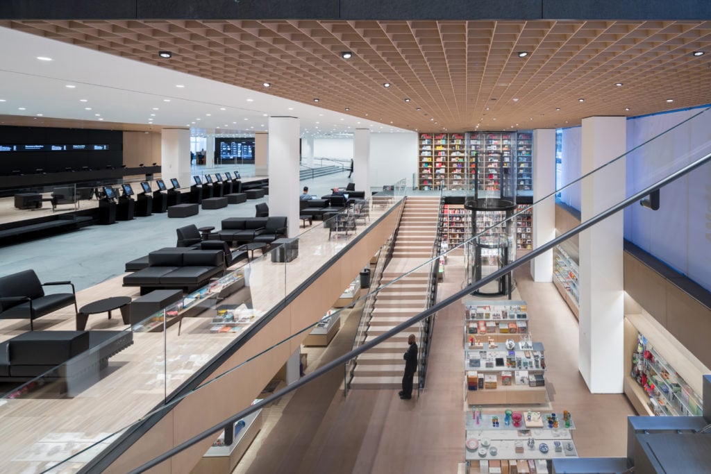 Interior view of The Museum of Modern Art, Flagship Museum Store. The Museum of Modern Art Renovation and Expansion Designed by Diller Scofidio + Renfro in collaboration with Gensler. Photography by Iwan Baan, Courtesy of MoMA .