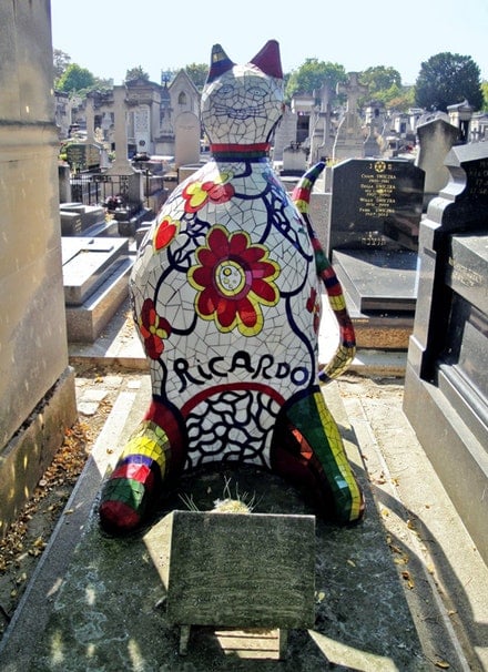 Tombstone designed by Niki de Saint Phalle for her studio assistant Ricardo Menon at Cimetière Montparnasse, Paris. Courtesy of Flickr.