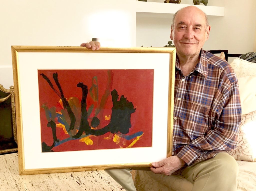 Desmond Morris with Congo's painting <i>Split-Fan Pattern with Central Black Spot</i> (1957).