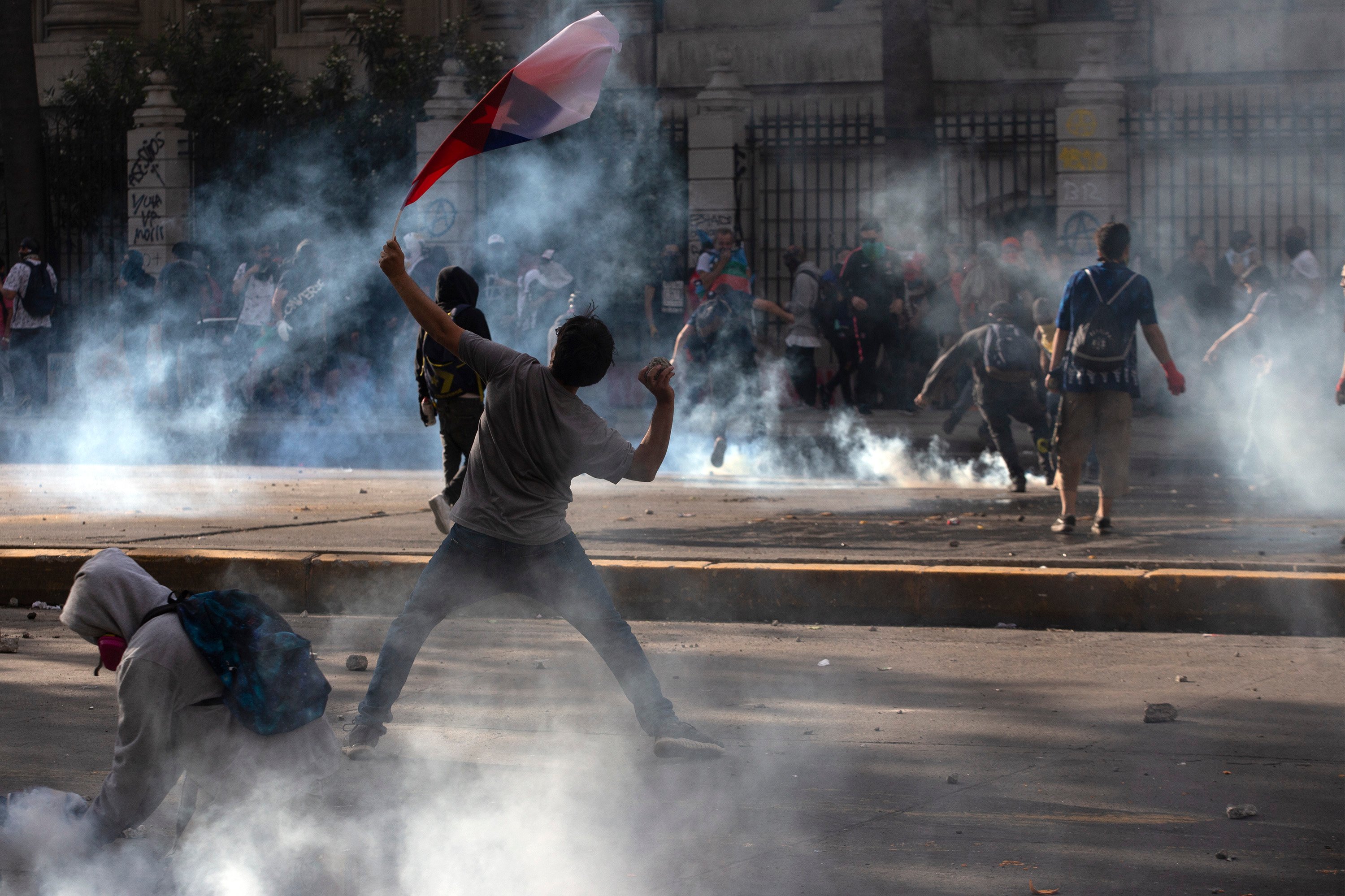 Demonstrators clash with riot police during a protest against the government's economic policies in Santiago on October 29, 2019. Photo by Claudio Reyes/AFP via Getty Images.