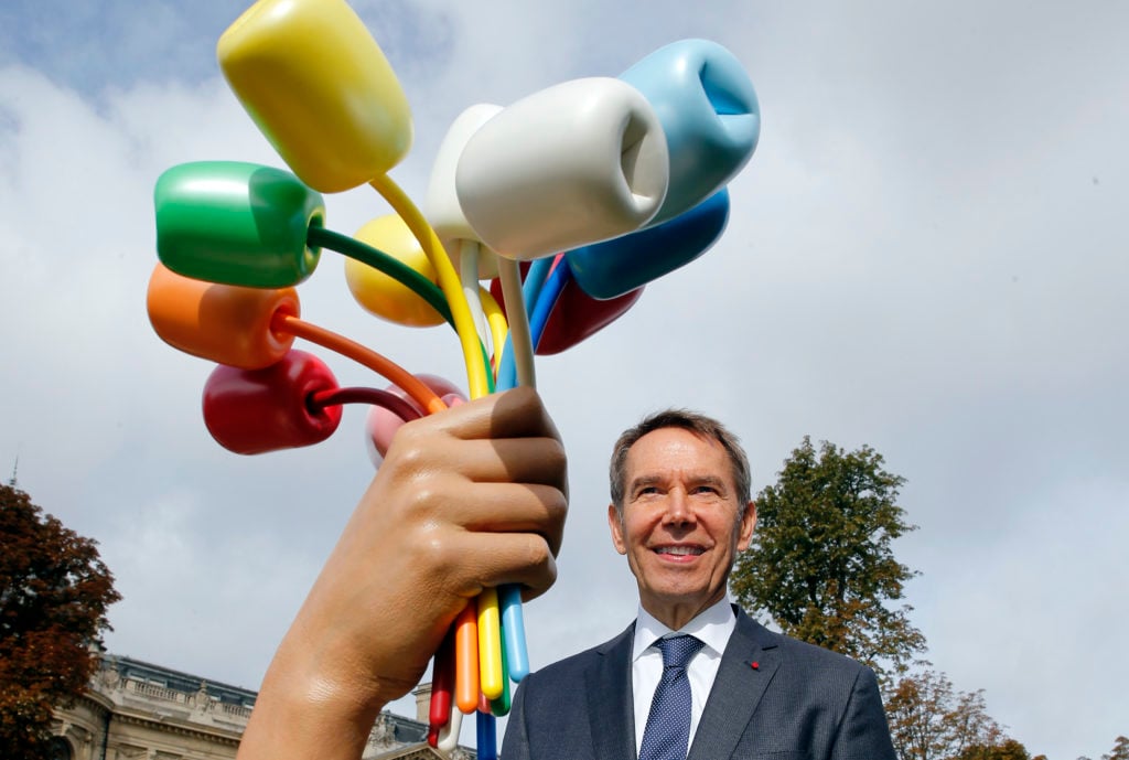Jeff Koons poses in front of his Bouquet of Tulips. Photo by Thierry Chesnot/Getty Images.