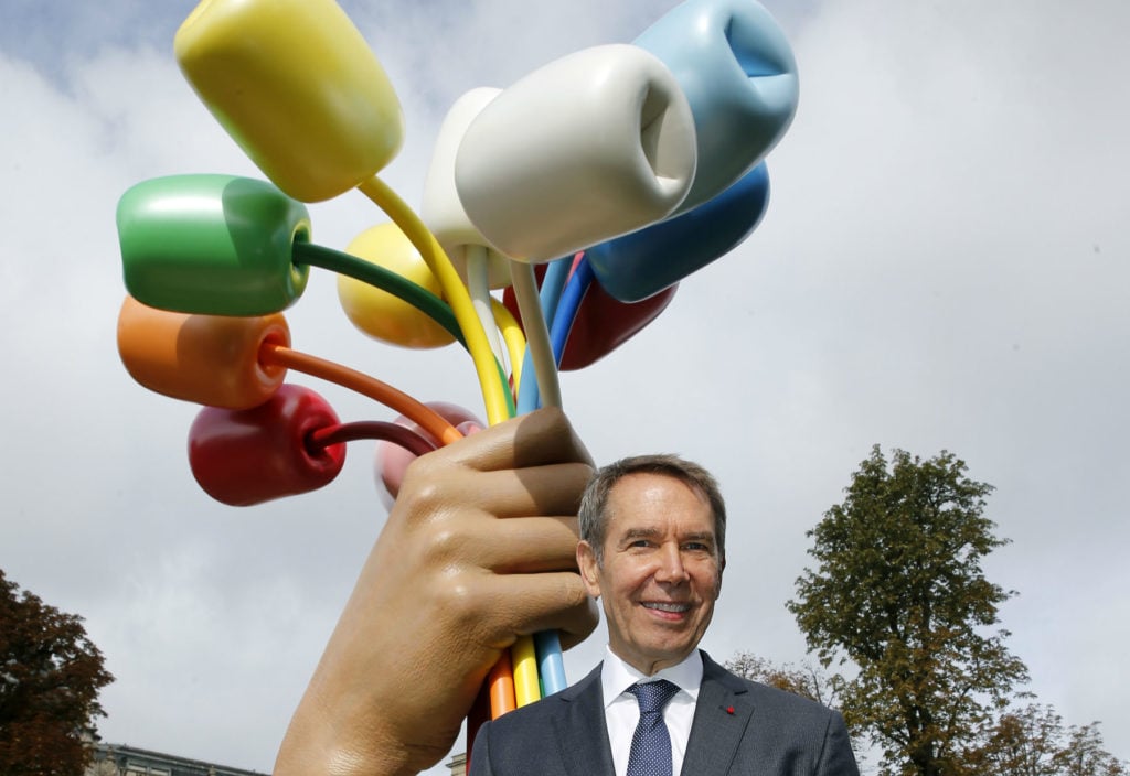 Jeff Koons poses in front of Bouquet of Tulips next to the Grand Palais on October 4, 2019, in Paris. Photo by Thierry Chesnot/Getty Images.