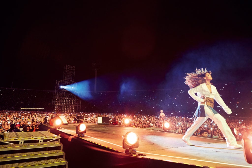 Rihanna on stage in white – Estadio Nacional, Santiago, Chile, 2015. Photo: Dennis Leupold.