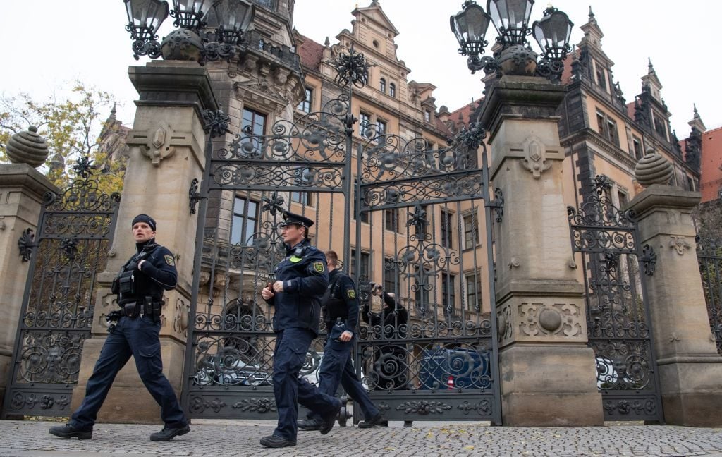 Policemen outside the Royal Palace that houses the historic Green Vault (Gruenes Gewoelbe) in Dresden. Photo: Robert Michael/dpa/AFP/ Germany OUT via via Getty Images.
