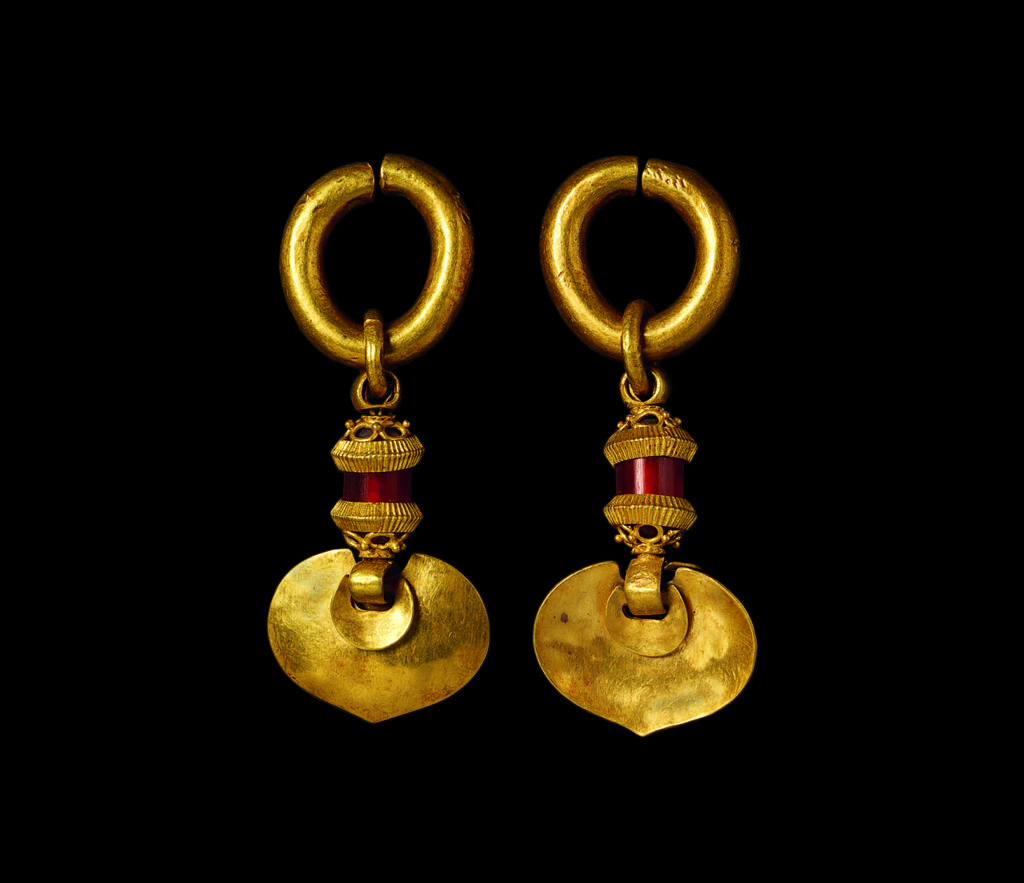 Pair of sixth-century Korean earrings. Photograph courtesy the National Museum of Korea.