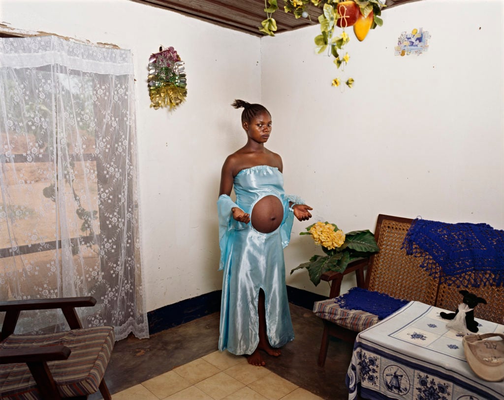 Mama Goma, Gemena, DR Congo (2014). © Deana Lawson. Courtesy of Sikkema Jenkins & Co., New York, and Rhona Hoffman Gallery, Chicago.