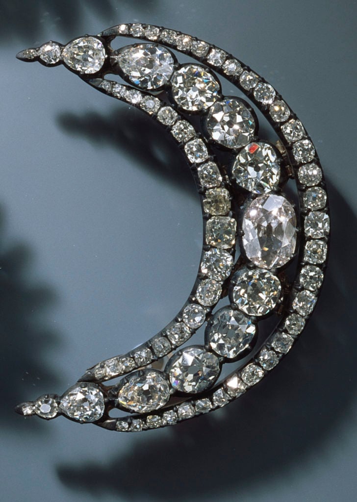 Hairpiece in the shape of a crescent moon. Owned by August Gotthelf (1769-1819). Produced 1782-1807, Dresden. © SKD