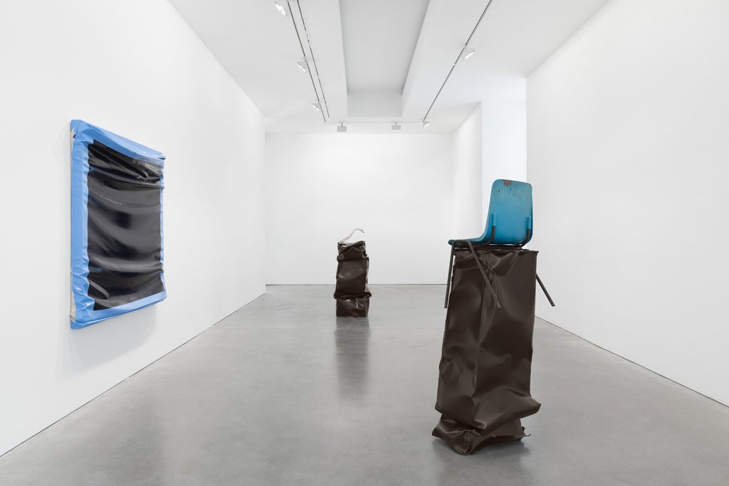 Installation view Angela de la Cruz. Layers, 2019. Courtesy of Galerie Thomas Schulte. Photograph by Stefan Haehnel.2