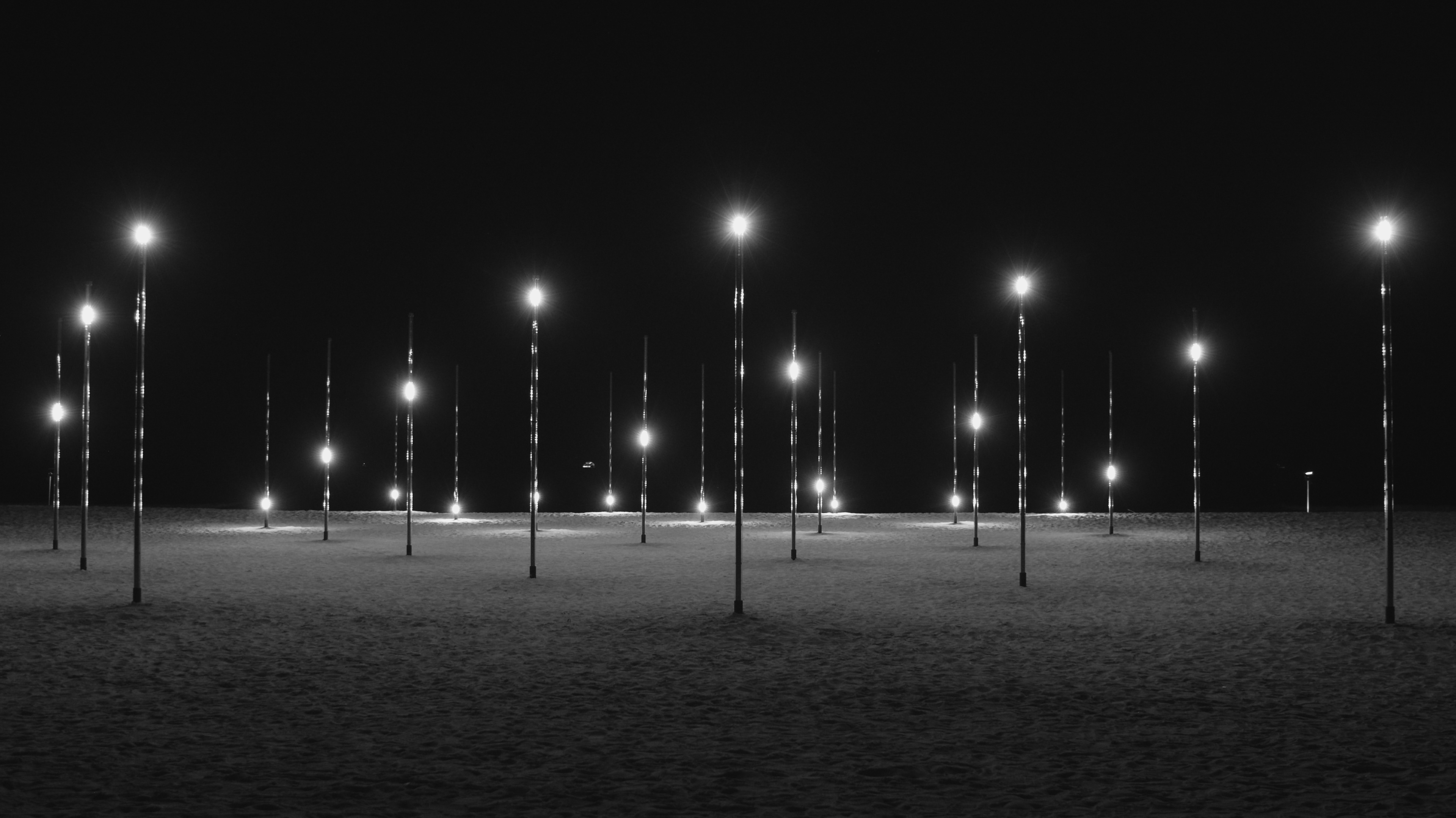 Valbuena's artwork on the beach. Image courtesy La Prairie.