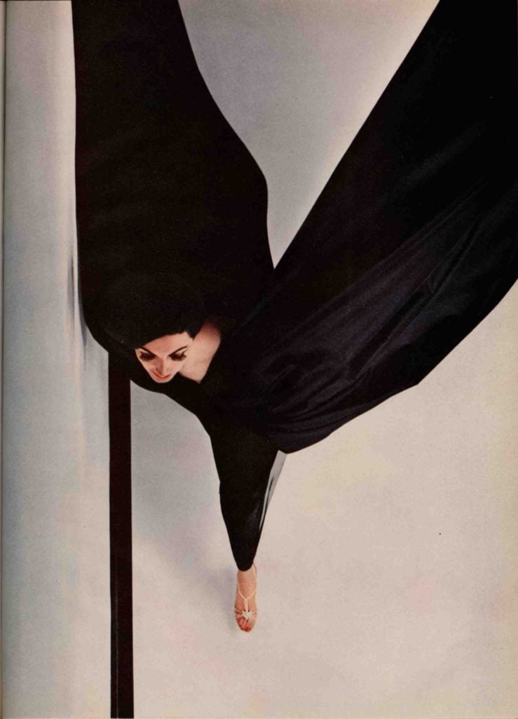 A shot from Harper's Bazaar's October 1963 issue, shot by Hiro. Image courtesy the Musée des Arts Décoratifs. 