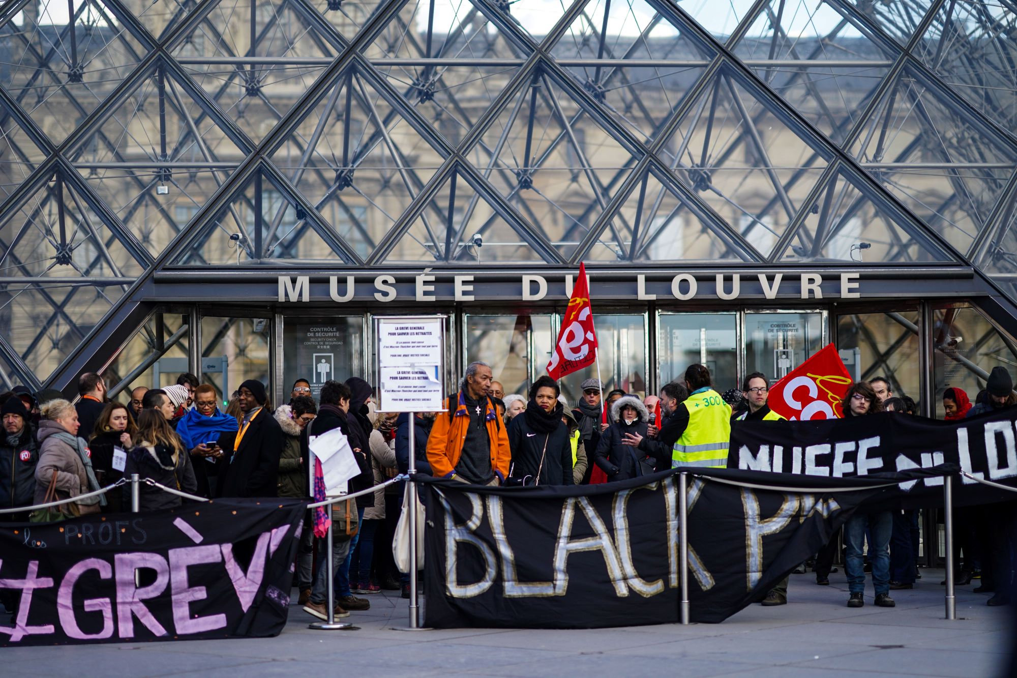 Strikers glock the Louvre entrance on January 17, 2020.