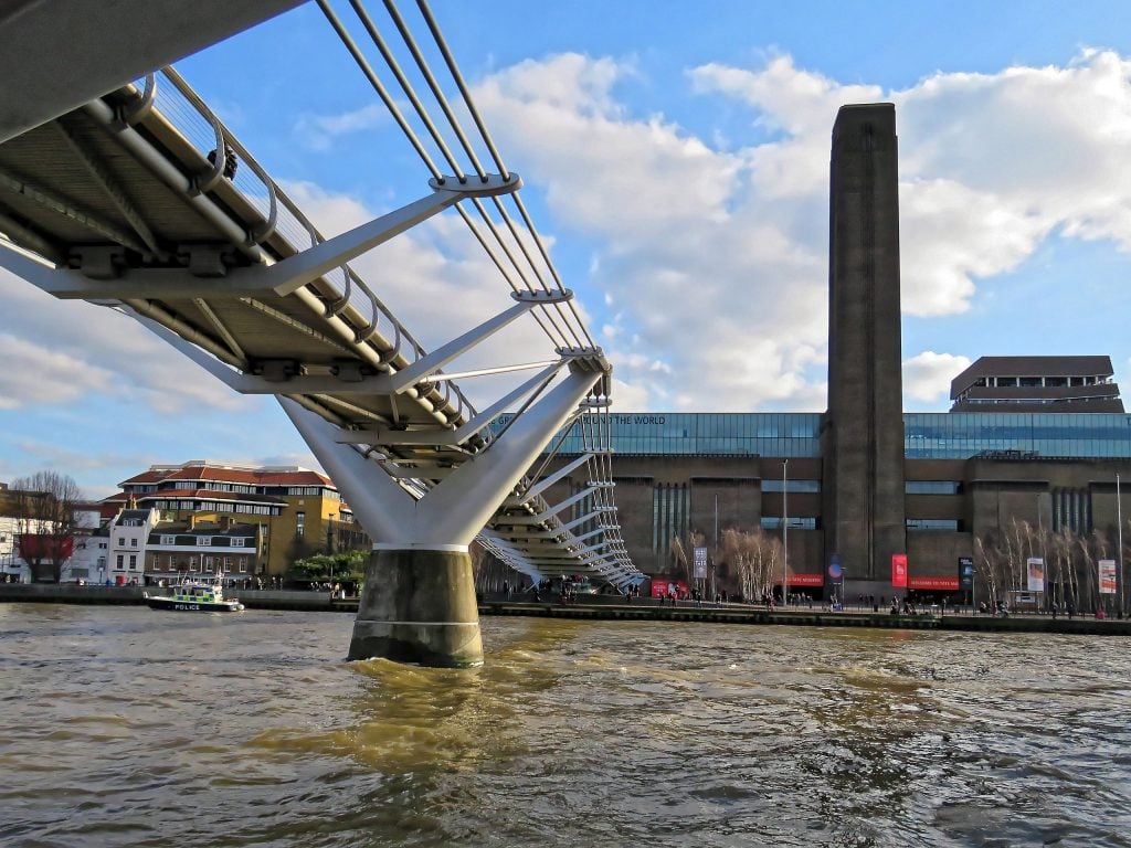 The Tate Modern and and London Millennium Bridge on the River Thames. Photo by Acabashi, Creative Commons Attribution-Share Alike 4.0 International license.