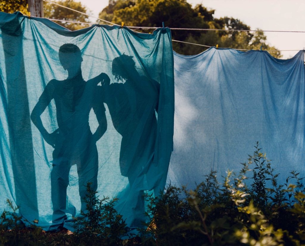 Tyler Mitchell, <i>Untitled (Blue Laundry Line)</i> (2019). © Tyler Mitchell. Courtesy of the International Center of Photography.